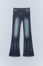 Carica l'immagine nel visualizzatore di Gallery, BOOTY BEI LOW WAIST SKINNY BOOTCUT JEANS