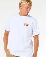 Carica l&#39;immagine nel visualizzatore di Gallery, SURF REVIVAL STACKED TEE
