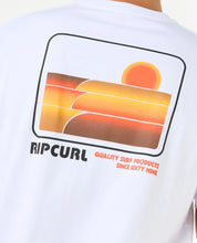 Carica l&#39;immagine nel visualizzatore di Gallery, SURF REVIVAL STACKED TEE
