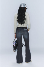 Carica l&#39;immagine nel visualizzatore di Gallery, BOOTY BEI LOW WAIST SKINNY BOOTCUT JEANS
