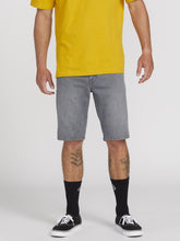 Carica l&#39;immagine nel visualizzatore di Gallery, SOLVER DENIM SHORT
